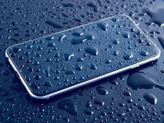 Cómo guardar y secar un smartphone que se ha caído al agua