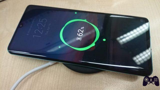 Novo para smartphones, aqui está o carregamento sem fio reverso